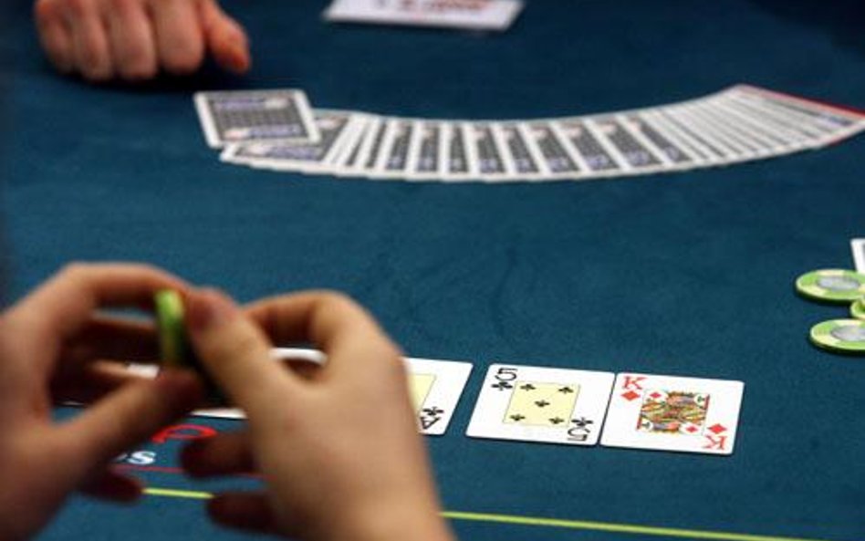 Pokerowa rozgrywka, czyli jak kupujący i sprzedający sprawdzają się nawzajem