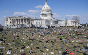 7 tysięcy par butów przed Kapitolem. Protest w Waszyngtonie