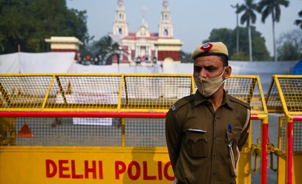 Policjant przed katedrą Najświętszego Serca w New Delhi, zamkniętą w święta dla ogółu społeczeństwa 