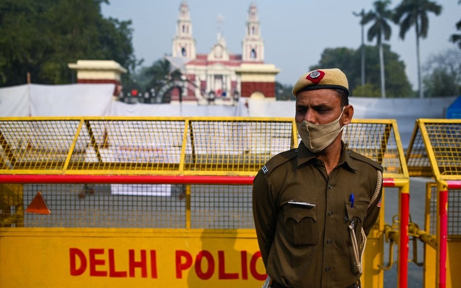 Policjant przed katedrą Najświętszego Serca w New Delhi, zamkniętą w święta dla ogółu społeczeństwa 