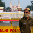 Policjant przed katedrą Najświętszego Serca w New Delhi, zamkniętą w święta dla ogółu społeczeństwa 