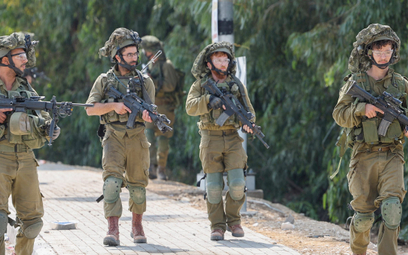 Izraelski patrol w pobliżu miejscowości Kfar Aza. Uszczelnianie granicy ze Strefą Gazy zajęło armii 