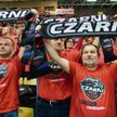 „Gramy dalej” – to hasło mają na koszulkach kibice Czarnych Słupsk.