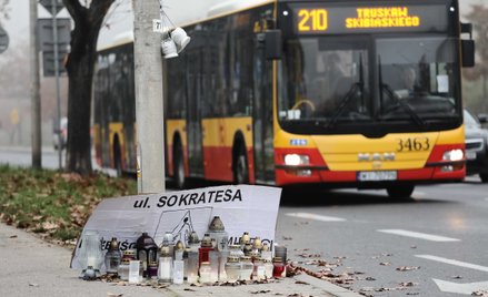 Znicze w pobliżu miejsca śmiertelnego wypadku przy przejściu dla pieszych na ulicy Sokratesa w Warsz