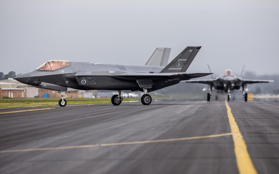 Dwa australijskie F-35A kołują po pasie macierzystej bazy lotniczej RAAF Williamtown.