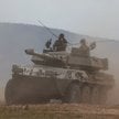 Załoga hiszpańskiego niszczyciela czołgów VRCC Centauro podczas ćwiczeń NATO na Węgrzech
