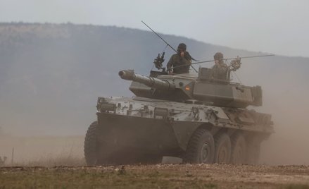 Załoga hiszpańskiego niszczyciela czołgów VRCC Centauro podczas ćwiczeń NATO na Węgrzech