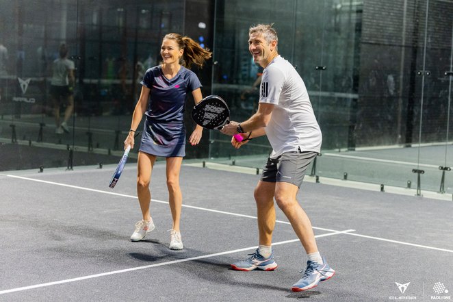 Na korcie pojawią się wybitni sportowcy, tacy jak Agnieszka Radwańska. Na zdjeciu z Maciejem Dowobre