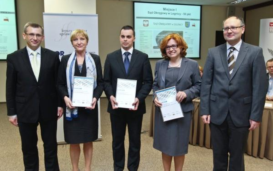 Od lewej: Krzysztof Kwiatkowski, minister sprawiedliwości, Danuta Jezierska, prezes Sądu Okręgowego 