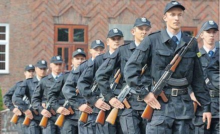Policja ma 103 tysiące etatów, ale ponad 6 tys. nie jest obsadzonych, bo brakuje odpowiednich kandyd