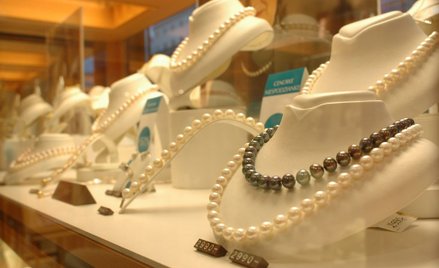 Jubilerzy idą ze sklepami w teren