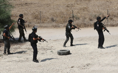 Izraelscy policjanci na granicy ze Strefą Gazy