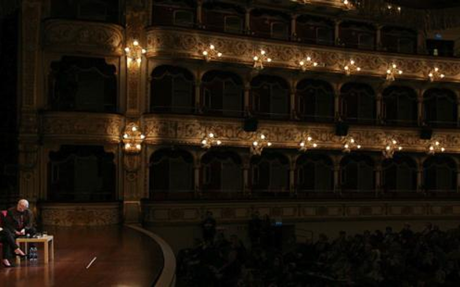 Andrzej Wajda i Grażyna Torbicka na scenie okazałego Teatru Petruzzelli