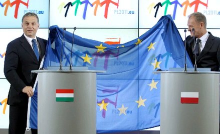 Polska sprawowała prezydencję w 2011 roku. Na zdjęciu: Viktor Orbán przekazuje przewodnictwo w radzi