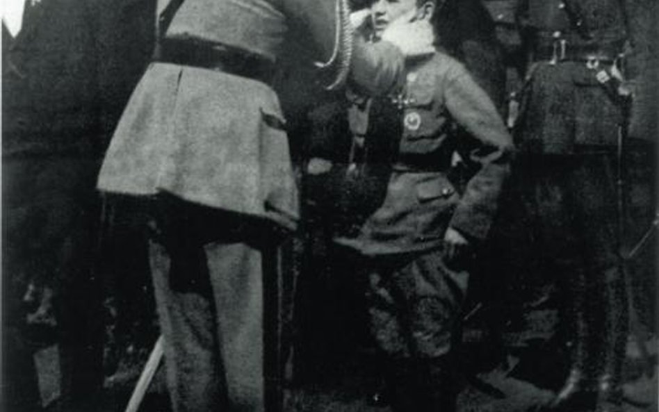 Naczelnik Józef Piłsudski odznacza Krzyżem Walecznych Tadzia Jeziorowskiego, 11–letniego obrońcę Pło