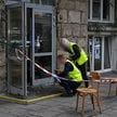 Śledczy zabezpieczają ślady przed wejściem do budynku przy ulicy Wiejskiej w Warszawie