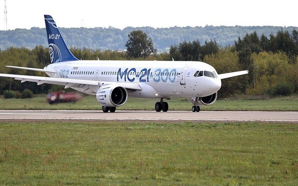 Awaryjne lądowanie testowanego MC-21-300 na lotnisku w Moskwie