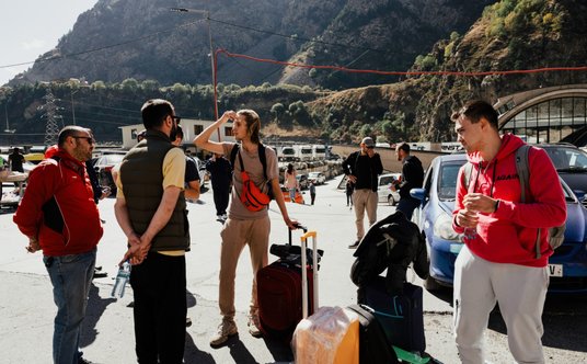 Rosjanie na granicy rosyjsko-gruzińskiej w Wierchnij Lars