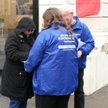 Wolontariusze kampanii Bronisława Komorowskiego pod jego sztabem w Warszawie
