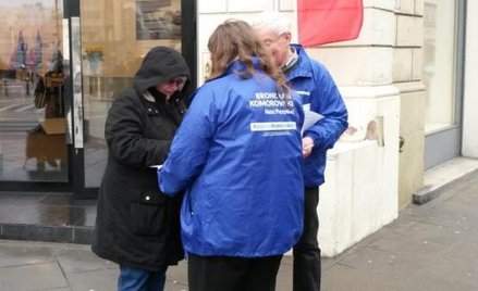 Wolontariusze kampanii Bronisława Komorowskiego pod jego sztabem w Warszawie