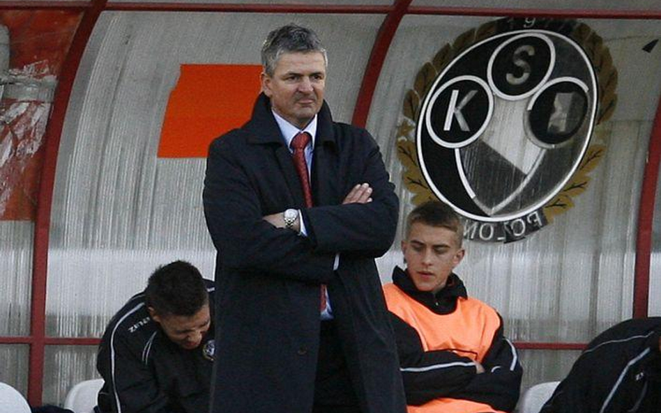 Dariusz Wdowczyk na ławce trenerskiej Polonii podczas meczu z Motorem Lublin, 21 III 2008 r.