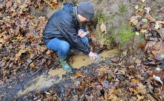 Pobór próbek wody ze źródła w okolicach Nowego Miasta nad Pilicą. Fot. Patrycja Chodinow