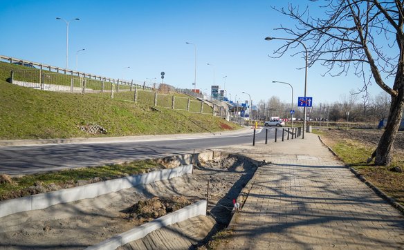 Zakres inwestycji to liczne poprawki oraz wymiana nawierzchni na asfaltową, po obu stronach ulicy