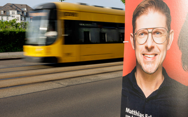 Matthias Ecke (na zdjęciu jego wyborczy plakat na ulicach Drezna) po pobiciu musiał zostać operowany