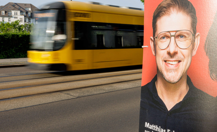 Matthias Ecke (na zdjęciu jego wyborczy plakat na ulicach Drezna) po pobiciu musiał zostać operowany