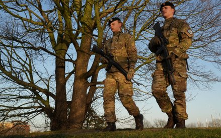 W przypadku zajęcia zbrojnego Grenlandii przez USA Polska powinna stanąć po stronie Europy - pisze J