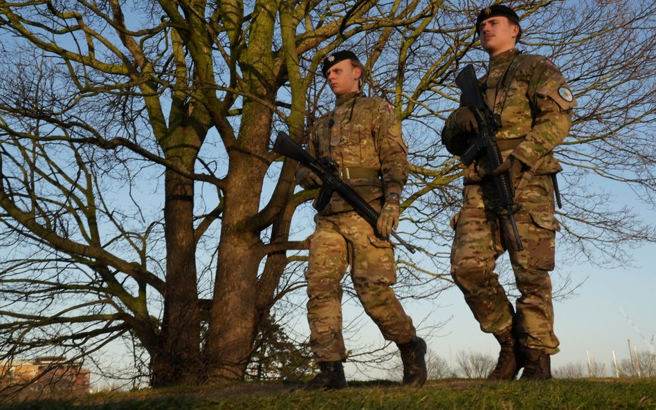 W przypadku zajęcia zbrojnego Grenlandii przez USA Polska powinna stanąć po stronie Europy - pisze J