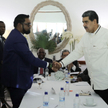 Prezydenci Gujany (po lewej) i Wenezueli (po prawej) spotkali się w czwartek na lotnisku w Kingstown