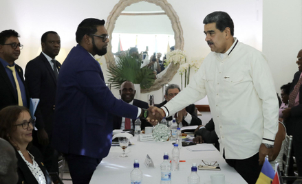Prezydenci Gujany (po lewej) i Wenezueli (po prawej) spotkali się w czwartek na lotnisku w Kingstown