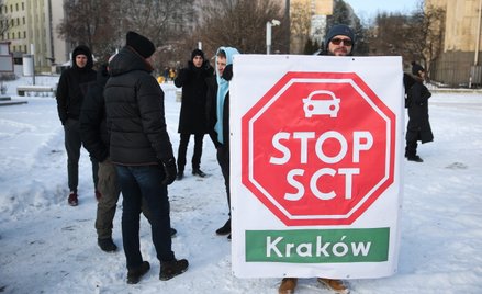 Ogólnopolski protest przeciwko krakowskiej Strefie Czystego Transportu przed Muzeum Narodowym w Krak