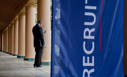 Amerykańscy prawodawcy zatrudniają coraz więcej pracowników na umowę–zlecenie