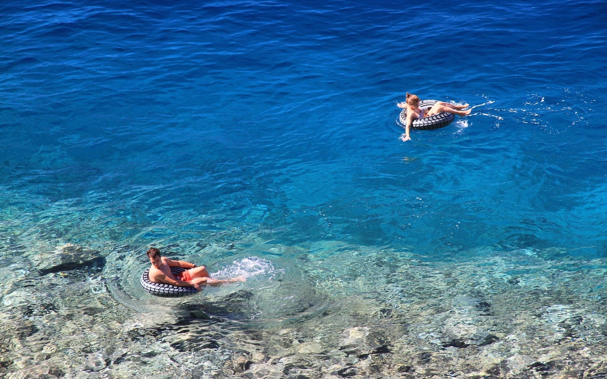 Zielony kolor zdominował mapę z cenami wakacji. To oznacza jedno – obniżki