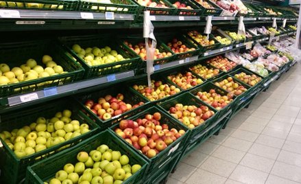 Tesco walczy z konkurencją: darmowe owoce