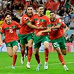 Achraf Hakimi (w środku z nr 2) cieszy się po wykorzystaniu rzutu karnego, który dał Maroku zwycięst