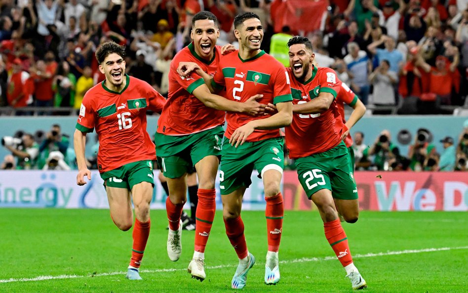 Achraf Hakimi (w środku z nr 2) cieszy się po wykorzystaniu rzutu karnego, który dał Maroku zwycięst