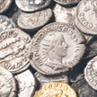 Gospodarka starożytnego Rzymu opierała się na srebrnych i złotych monetach. Zawartość kruszcu w nich