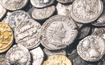 Gospodarka starożytnego Rzymu opierała się na srebrnych i złotych monetach. Zawartość kruszcu w nich