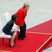Merkel znów wysłuchała hymnów na siedząco