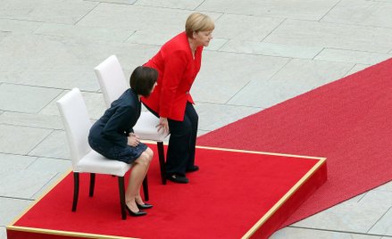 Merkel znów wysłuchała hymnów na siedząco