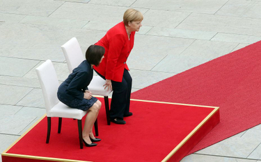 Merkel znów wysłuchała hymnów na siedząco