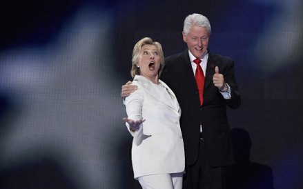 W latach 2000-2007 Clintonowie zarobili dzięki prezydenturze Billa 109 mln dolarów. Po odejściu, Hil