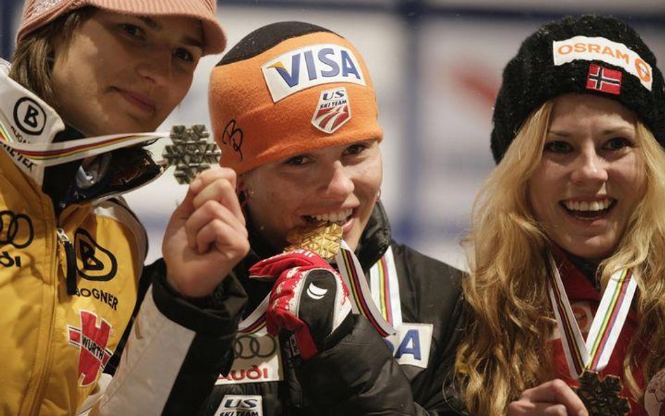 Podium pierwszych mistrzostw świata w skokach narciarskich kobiet. Od lewej: U. Graessler (Niemcy, s