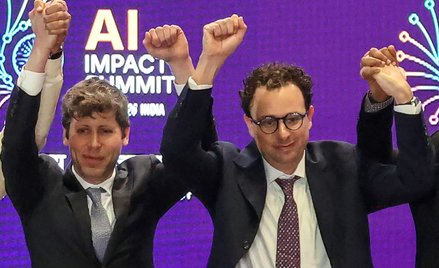 Dario Amodei (z prawej) i Sam Altman, szefowie Anthropic i OpenAI, to obecni królowie sztucznej inte