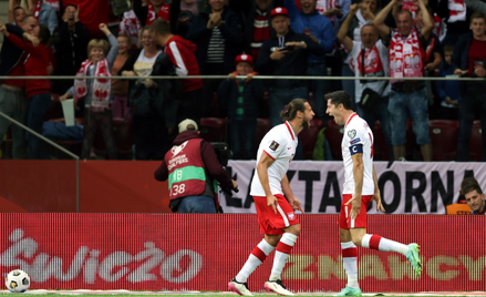 Asystujący (Robert Lewandowski) i strzelec (Grzegorz Krychowiak) cieszą się ze zdobycia bramki