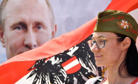 Uczestniczka prorosyjskiej demonstracji przed pałacem prezydenckim we wtorek w Wiedniu