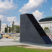 Na hulajnodze po pomniku smoleńskim. Policja wyjaśnia